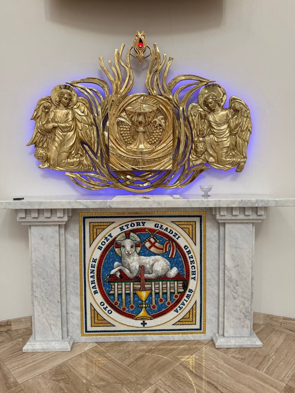 Antependium – mozaiková kompozice s eucharistickými symboly na čele oltáře