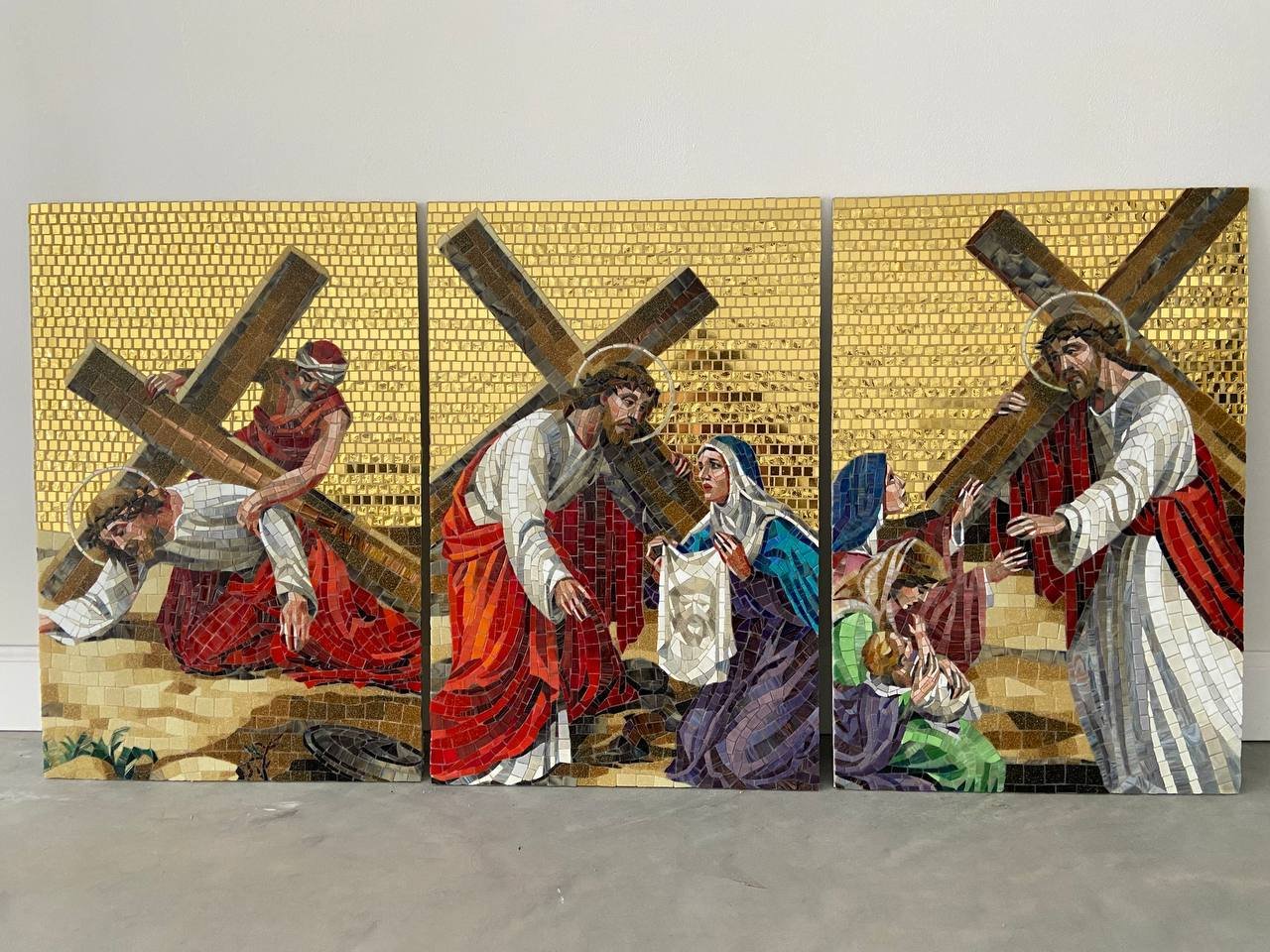 Trzy stacje Drogi Krzyżowej gotowe w pracowni mozaiki Colibri Mosaic