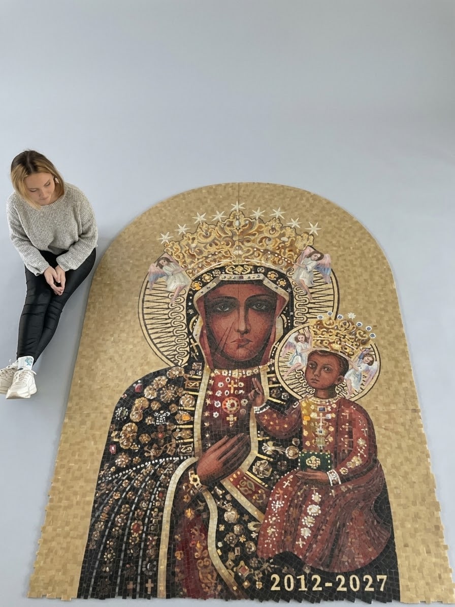 Mosaik der Muttergottes von Tschenstochau – ganze Komposition auf Goldgrund, mit der Jahreszahl 2012–2027