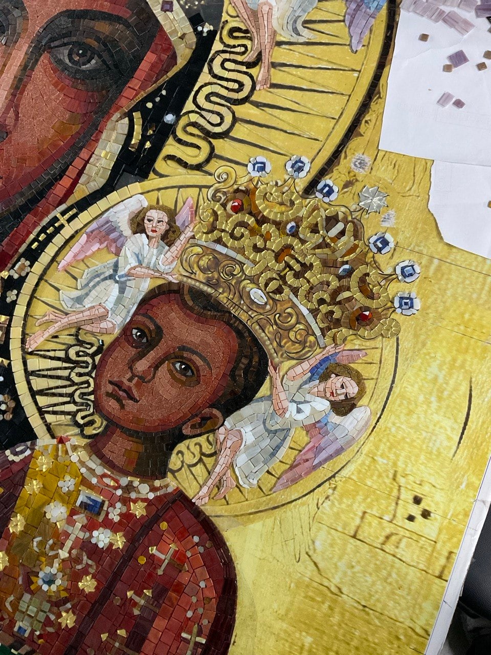 Mosaik der Muttergottes von Tschenstochau – das Kind in der Krone, Detail während der Arbeit