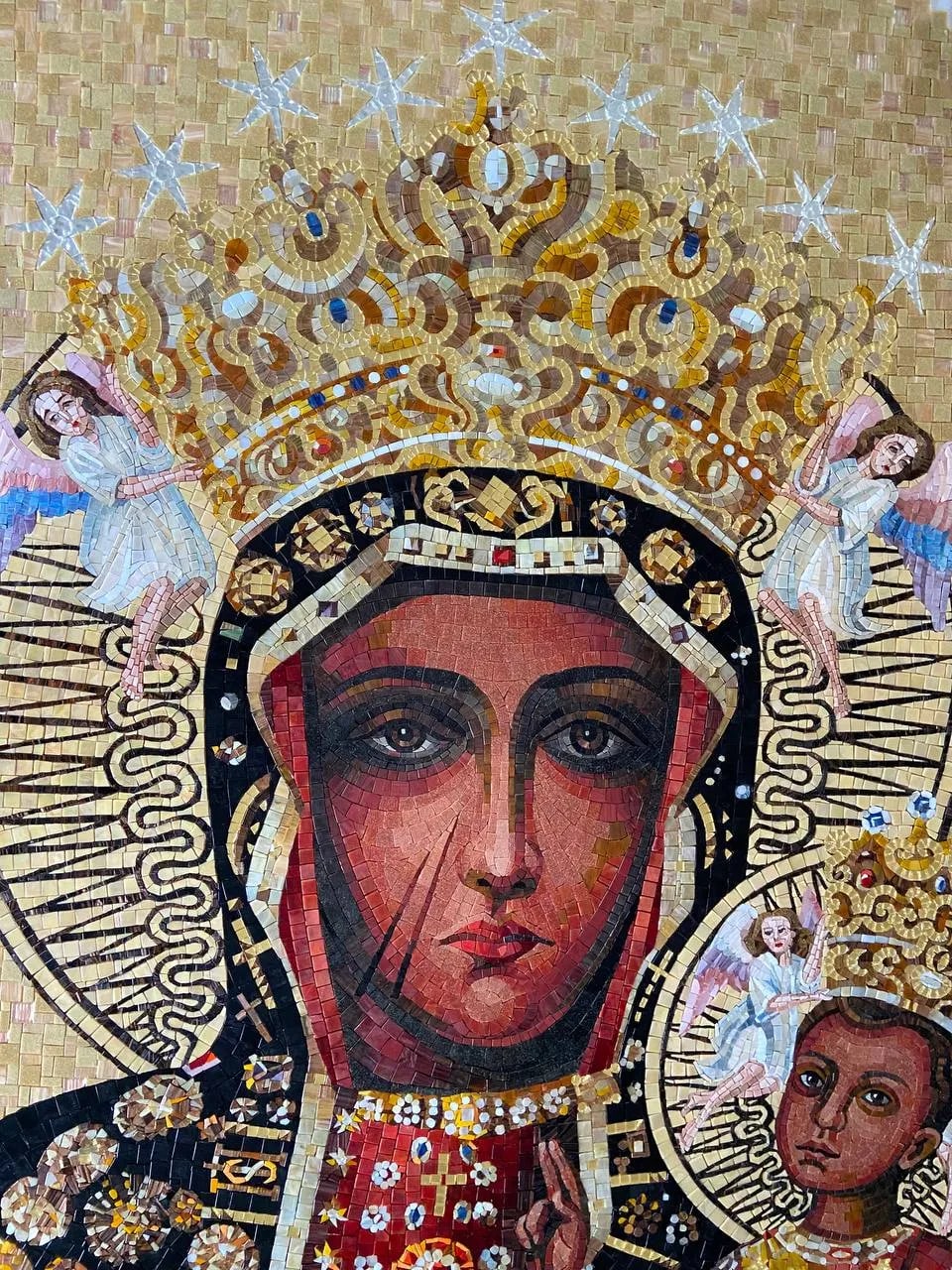 Mosaik der Muttergottes von Tschenstochau – Gesicht in der Krone, Engel und Sterne, Detail