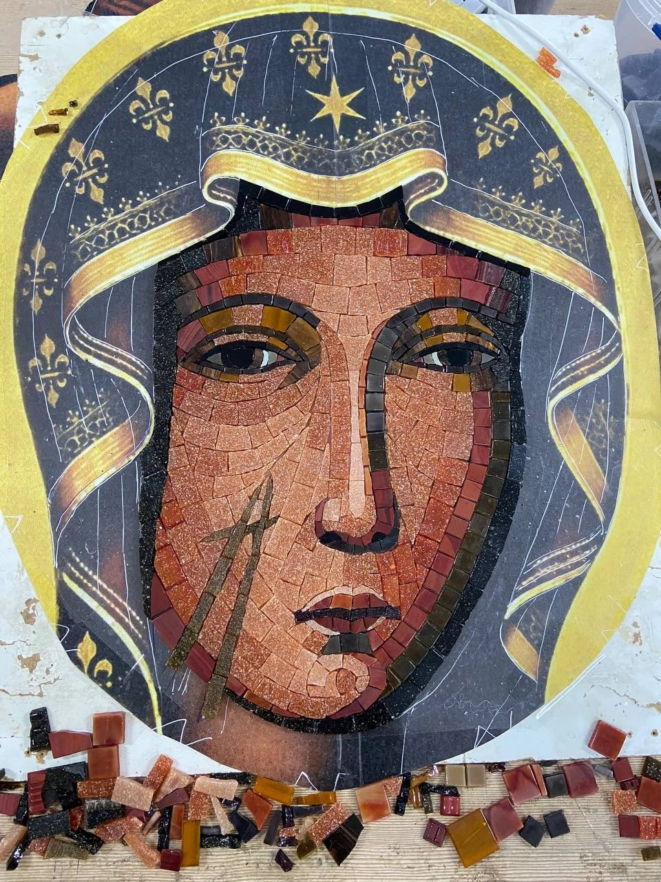 Das Gesicht der Muttergottes von Tschenstochau beim Legen über der Zeichnung in der Werkstatt