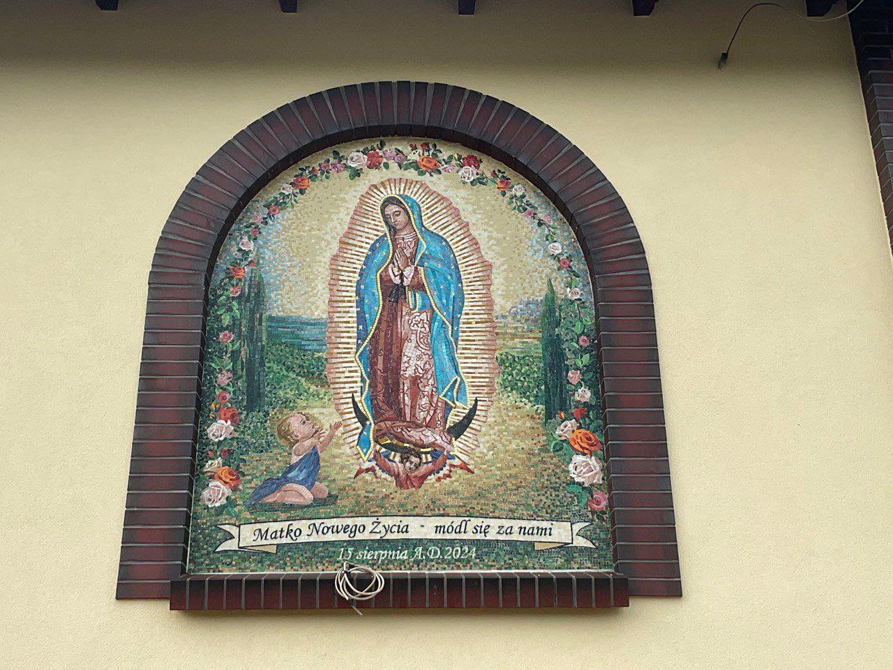 Panna Maria Guadalupská – mozaika v dřevěném rámu, osazená v kostele
