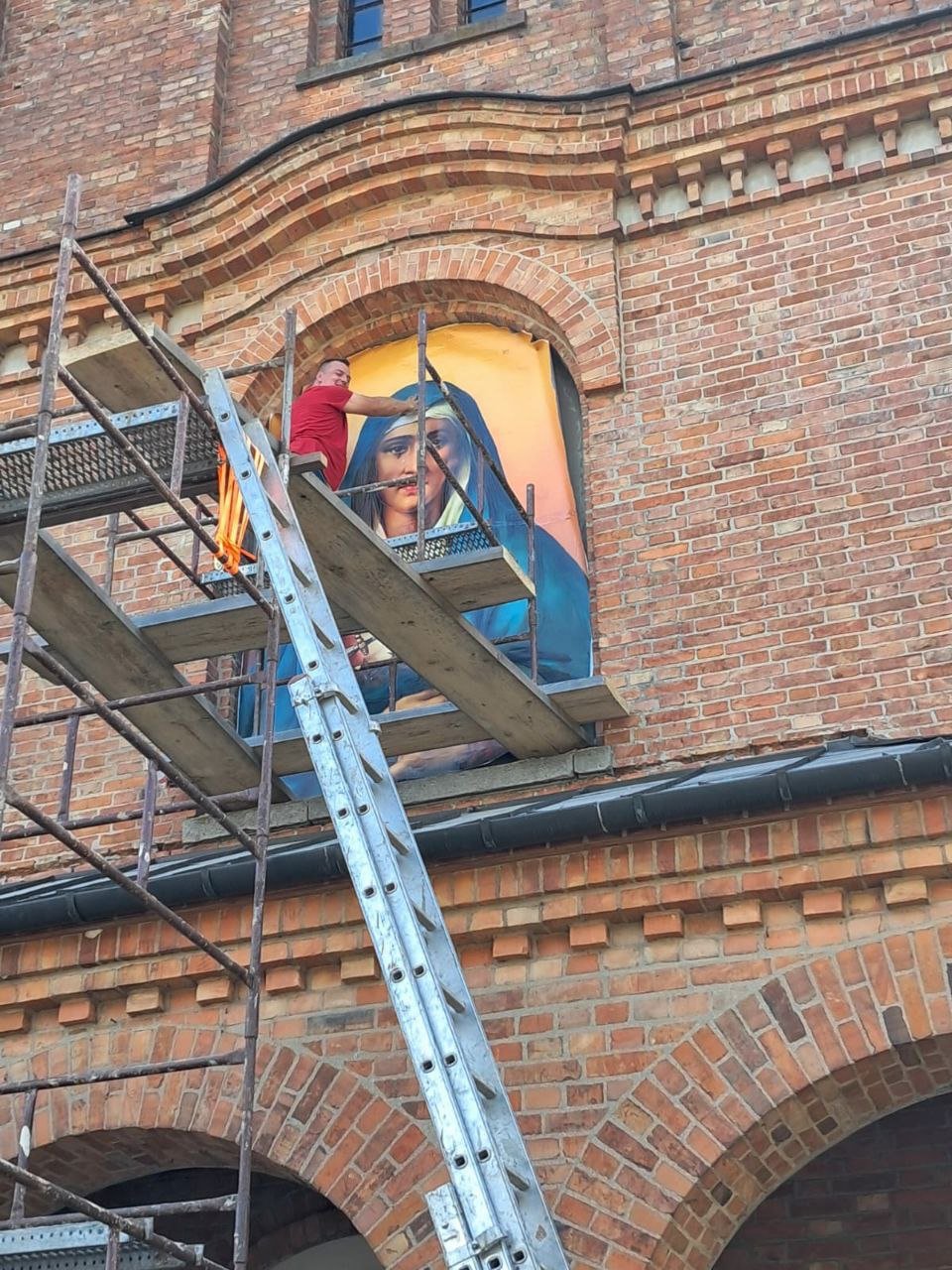 Montaż mozaiki – fasada kościoła