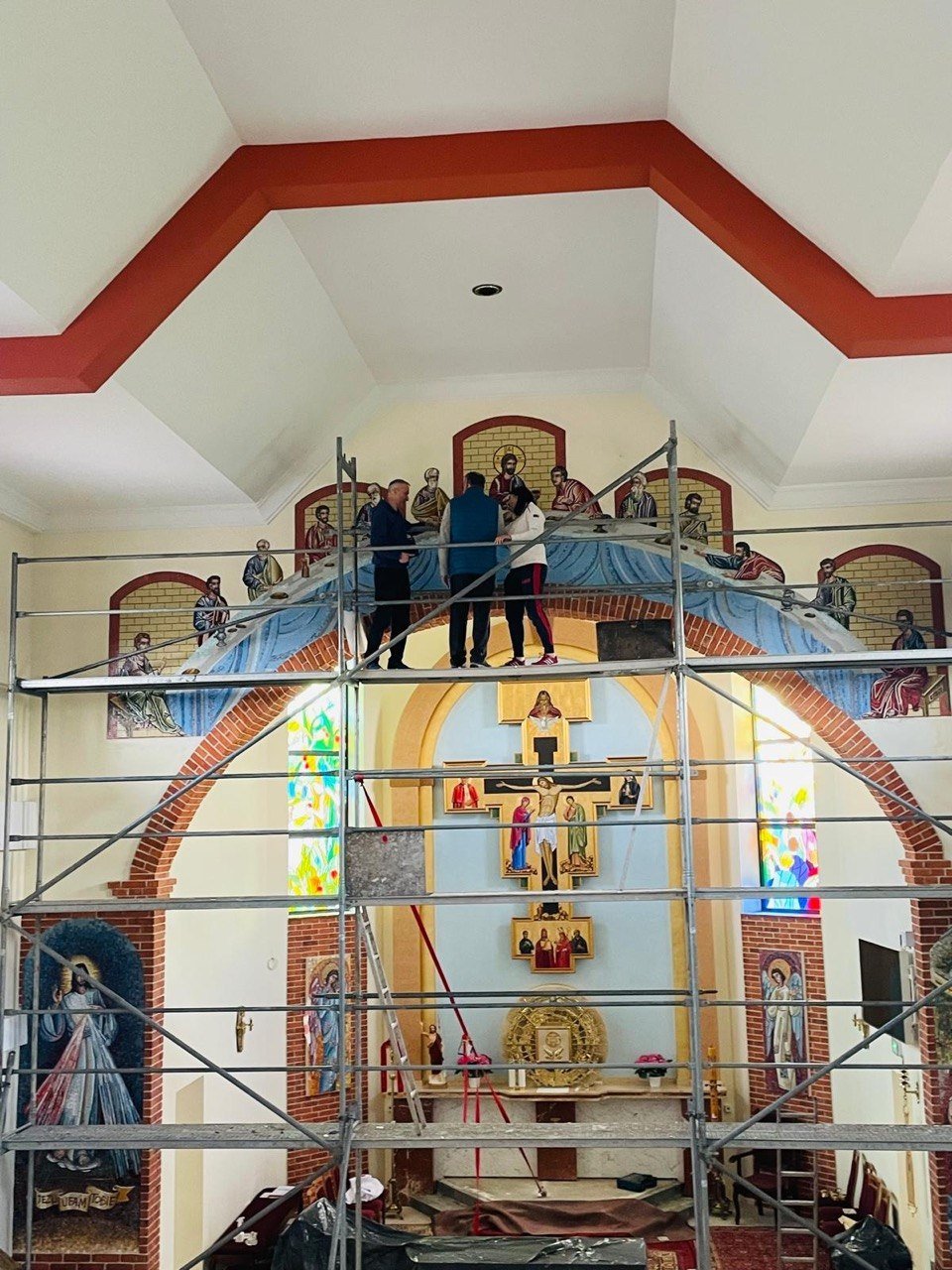 Montaż mozaiki – wnętrze kościoła