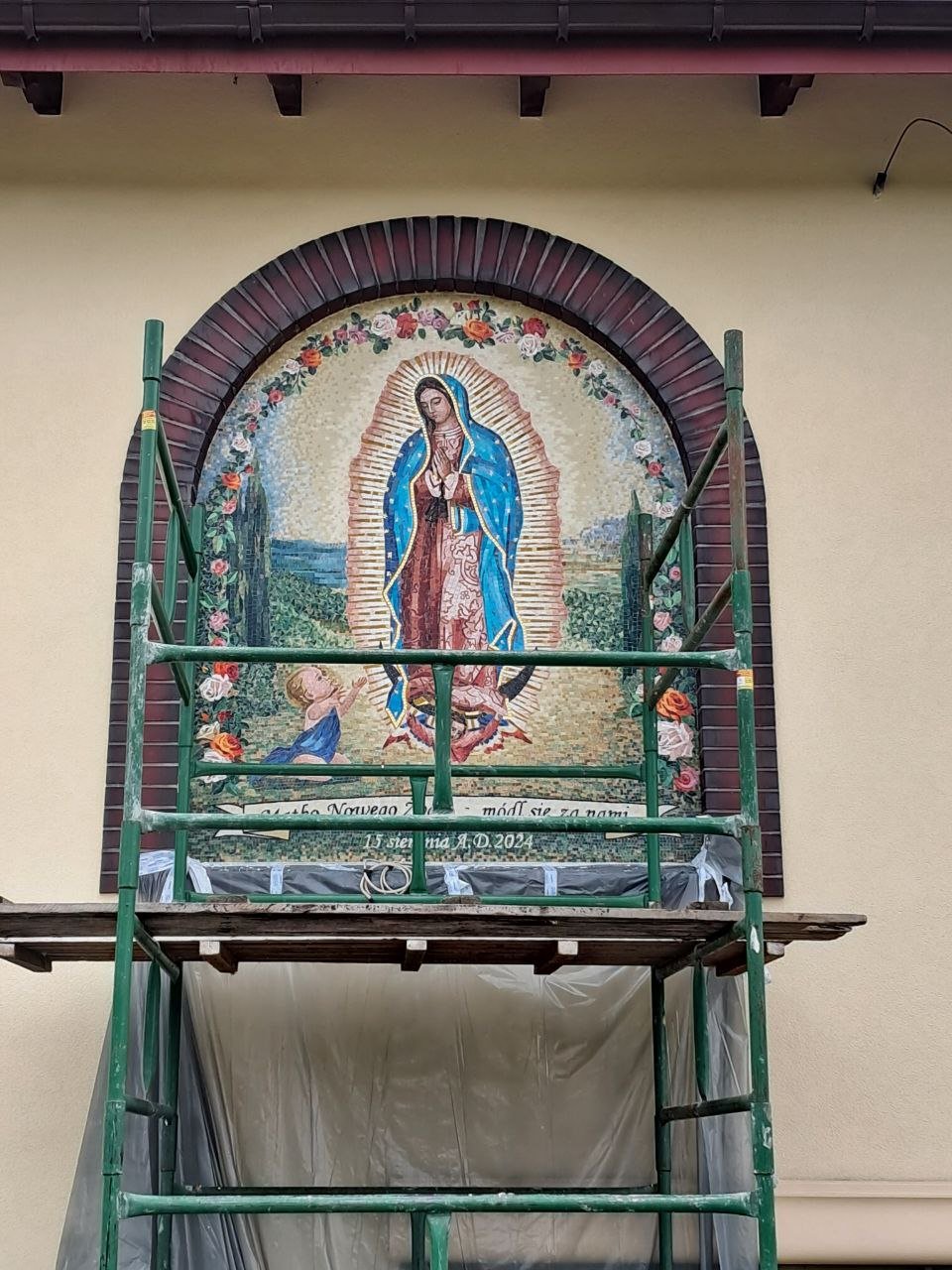 Montaż mozaiki – Matka Boska z Guadalupe