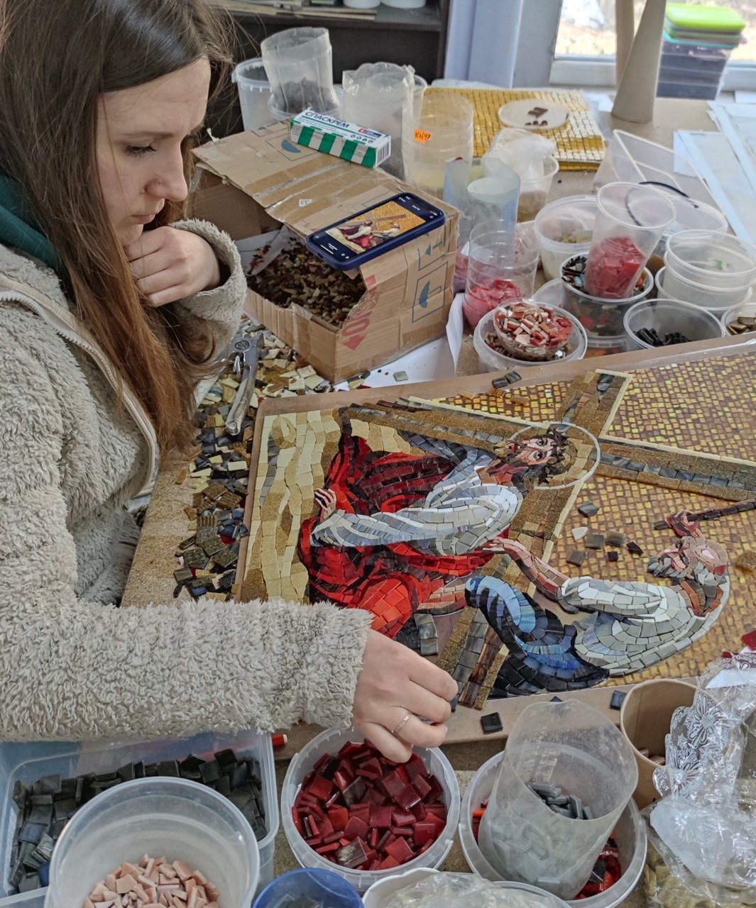 Pracownia – mozaicystka układa tesserae