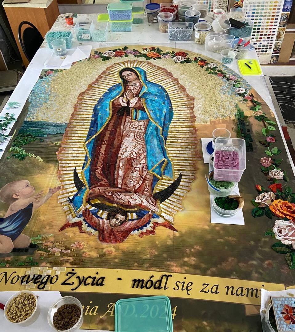 Pracownia – Matka Boska z Guadalupe w trakcie pracy