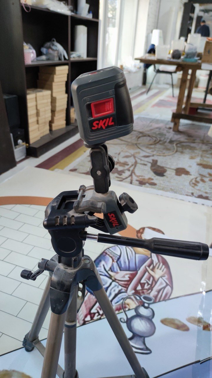 Pracownia – laser na statywie, pomiary mozaiki