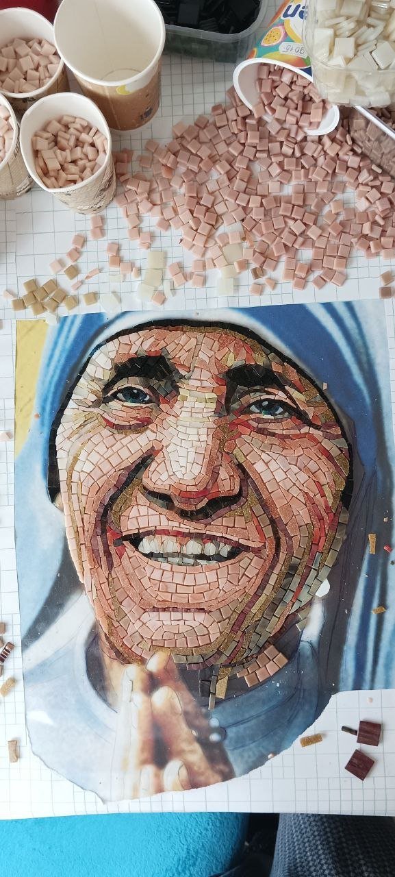Pracownia – detal twarzy Matki Teresy z tesserae