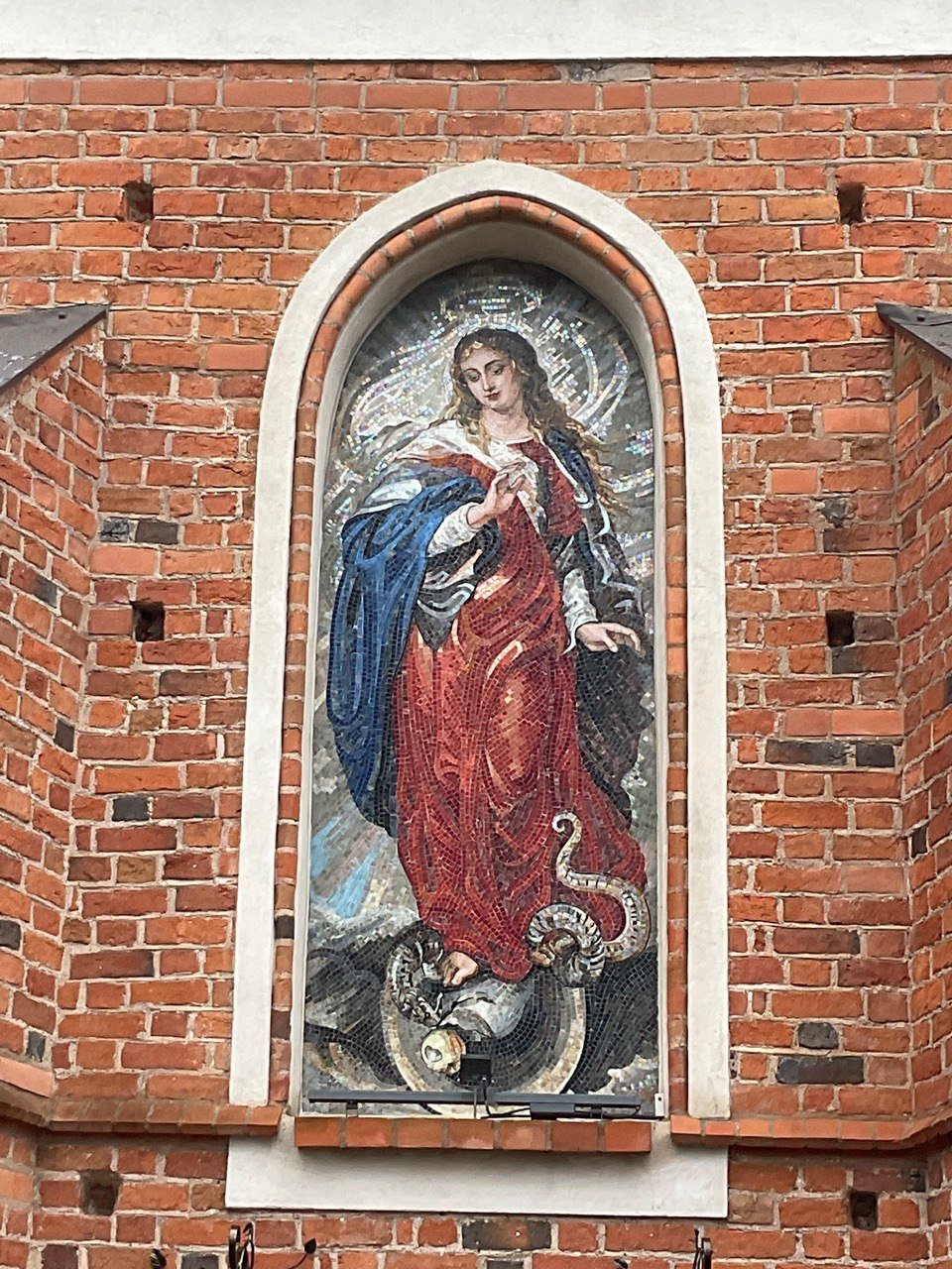 Mozaika sakralna – Matka Boska na fasadzie
